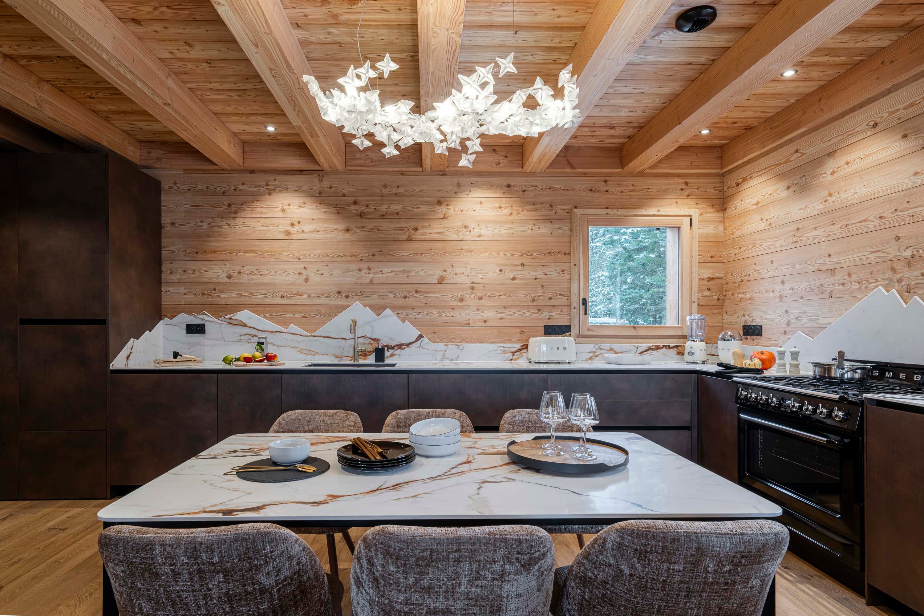 Cuisine avec crédence en marbre découpée en silhouette de montagnes