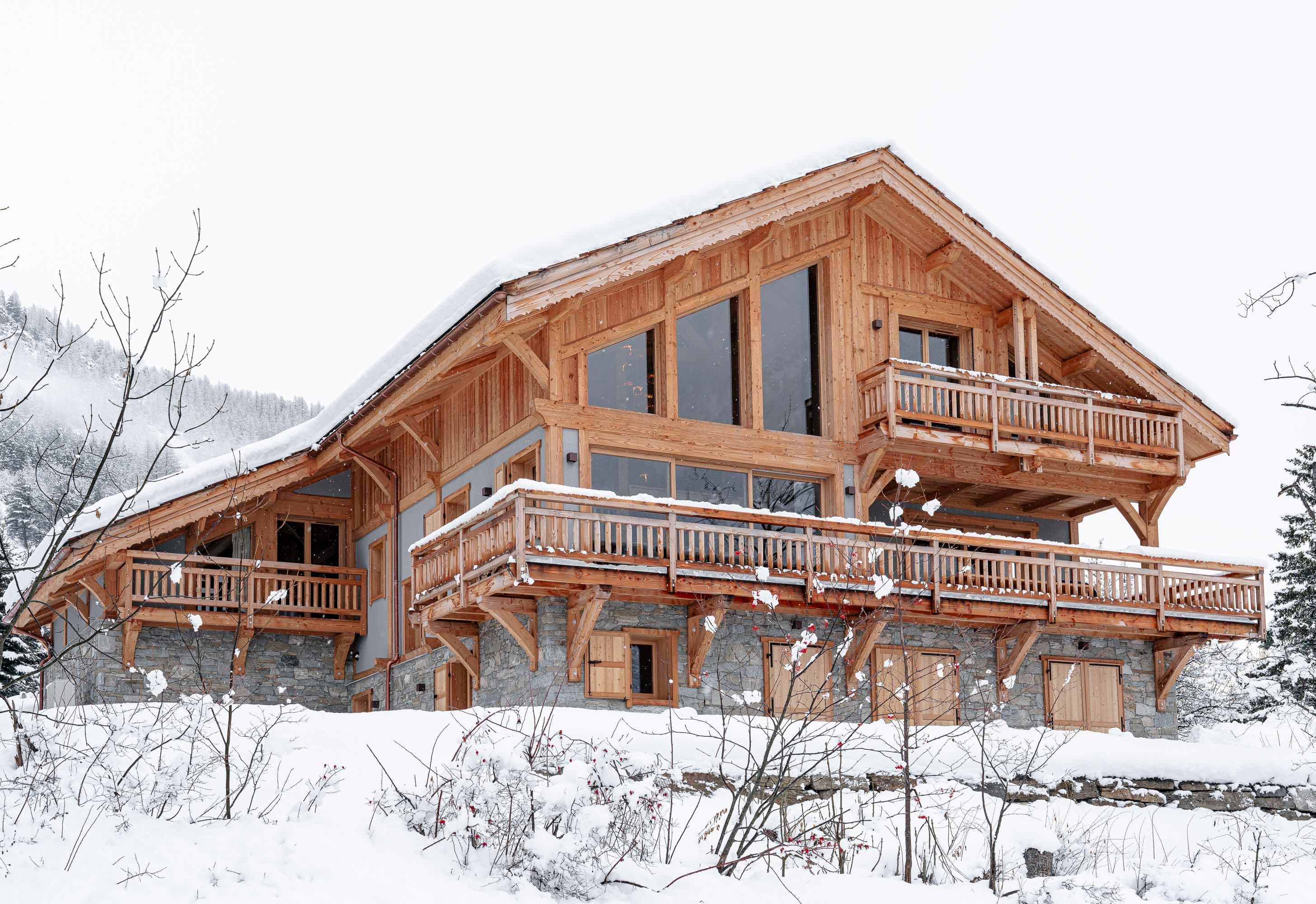 Vue d'ensemble du chalet avec double pignon et terrasse panoramique