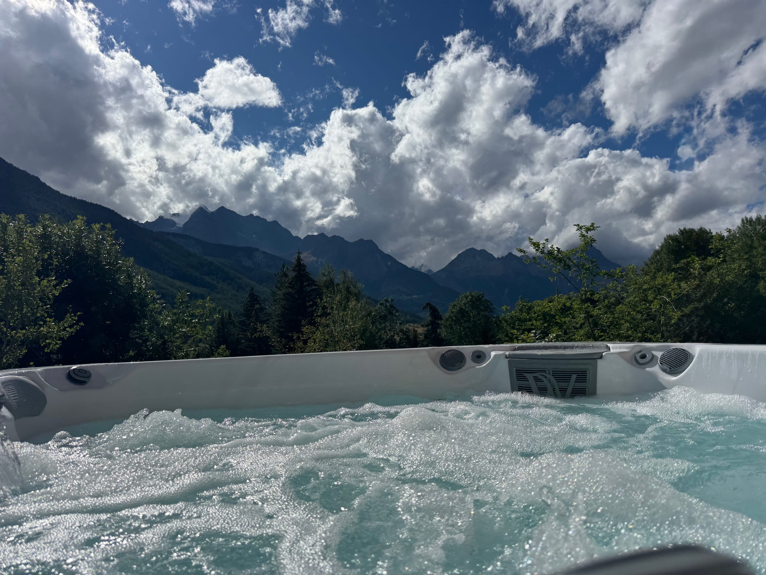 Vue depuis le jacuzzi sur la vallée et les sommets