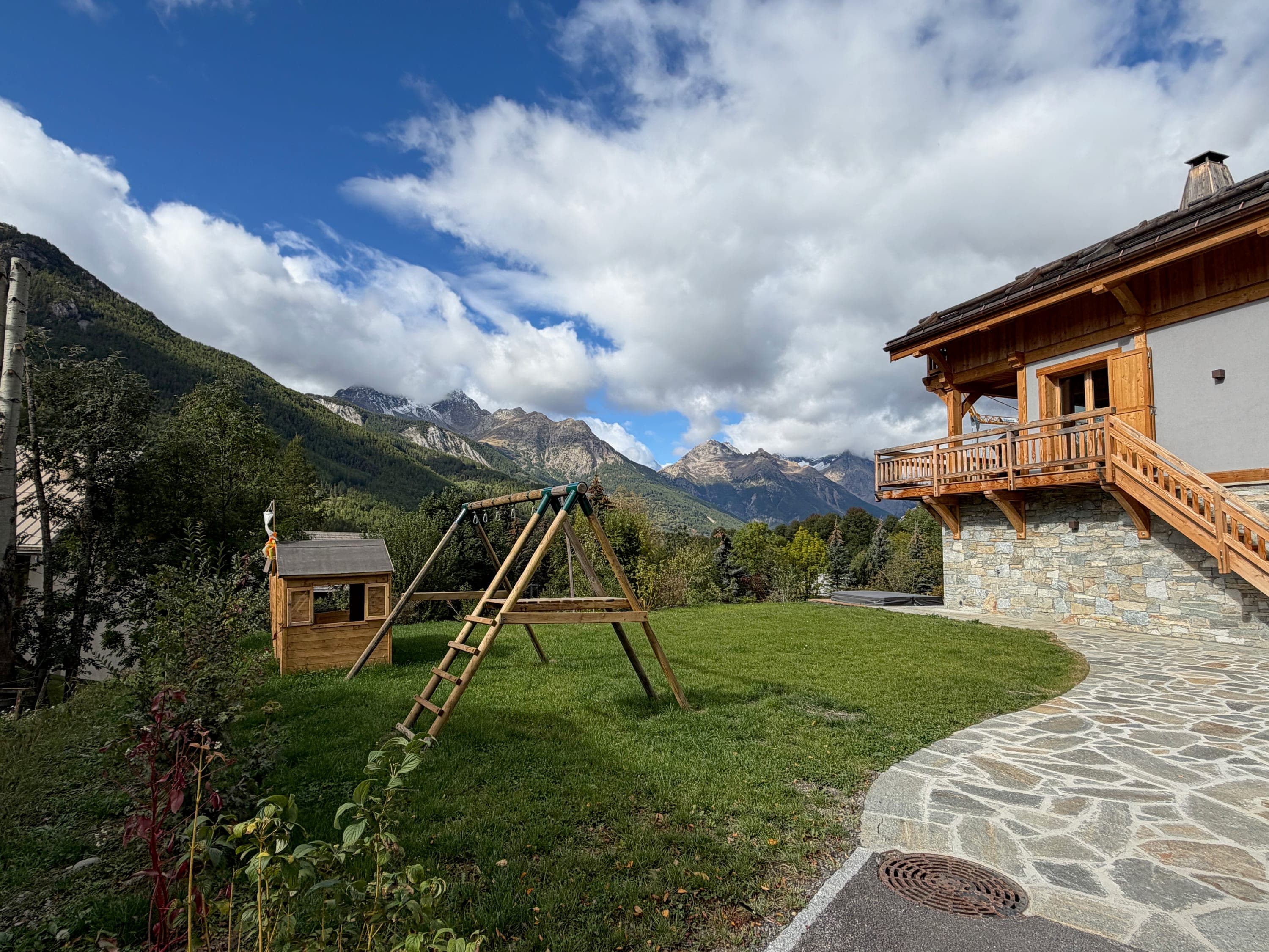 Jardin avec portique et cabane en bois pour enfants, au pied du chalet et face aux montagnes