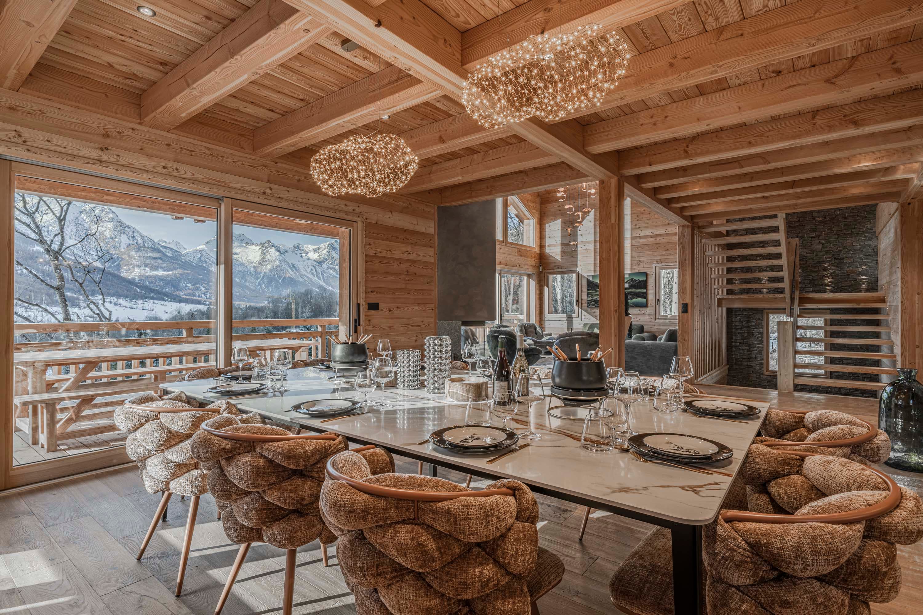 Table en marbre Calacatta dressée avec suspensions nuage et vue panoramique sur les montagnes