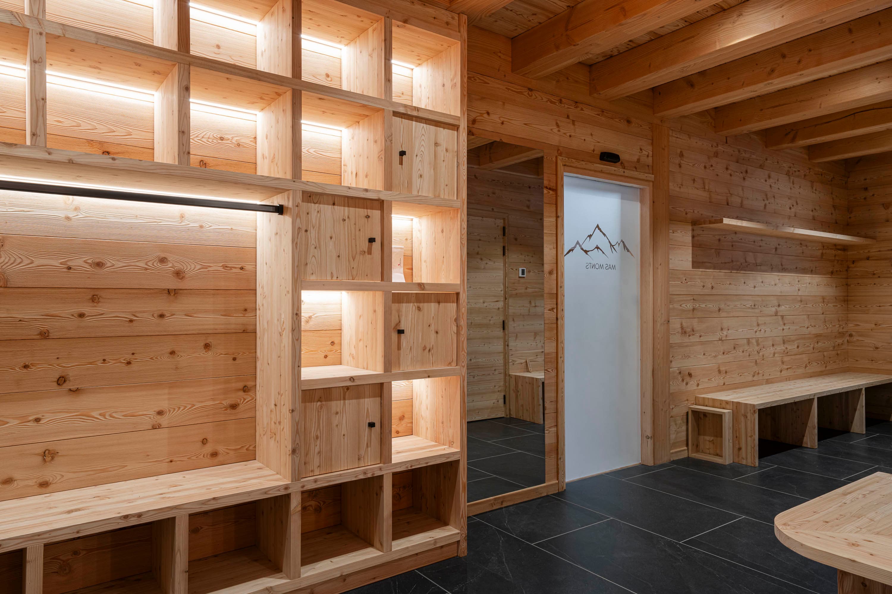 Casiers éclairés vides et espace de rangement du local à ski