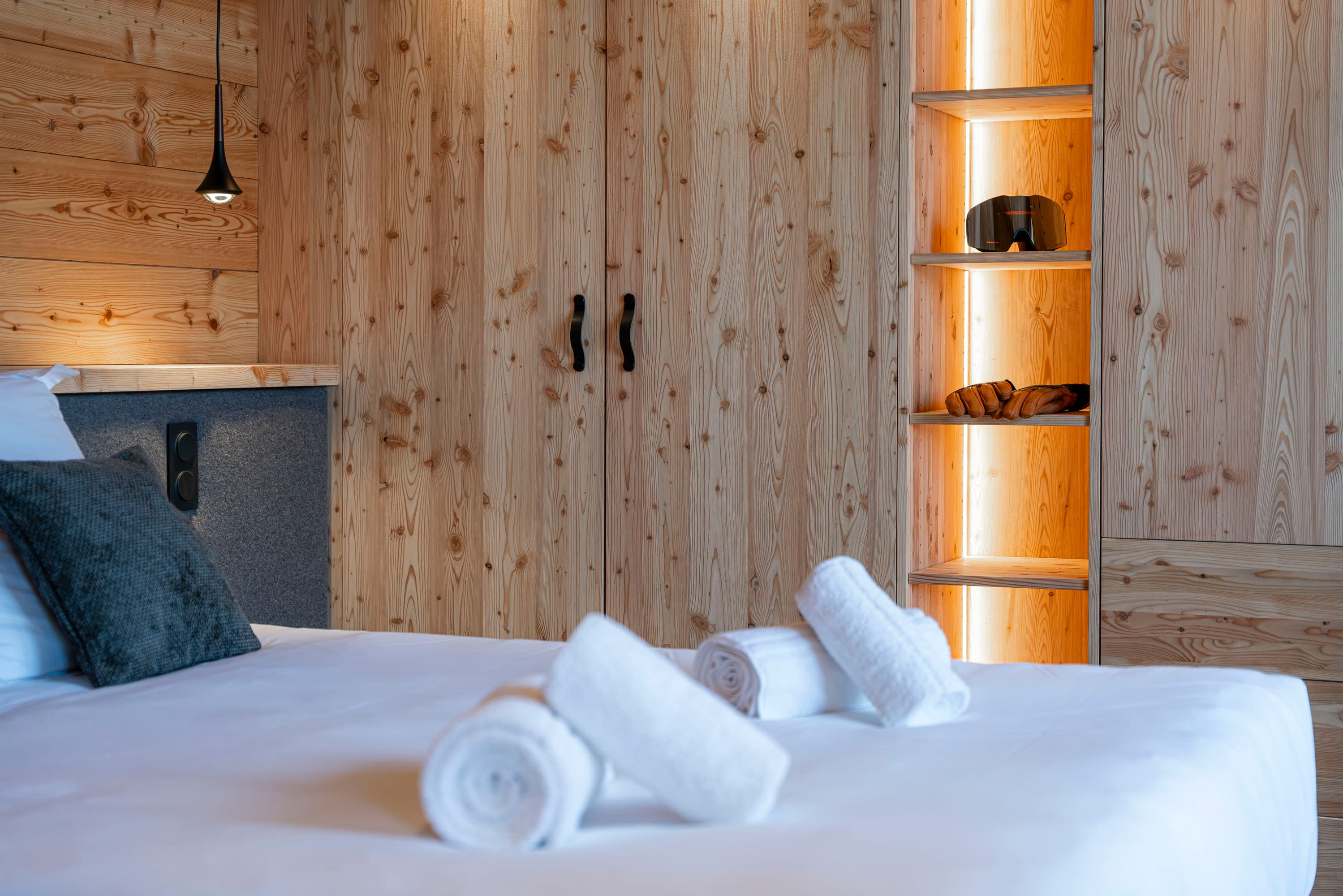 Dressing en bois éclairé avec étagères et accessoires de montagne