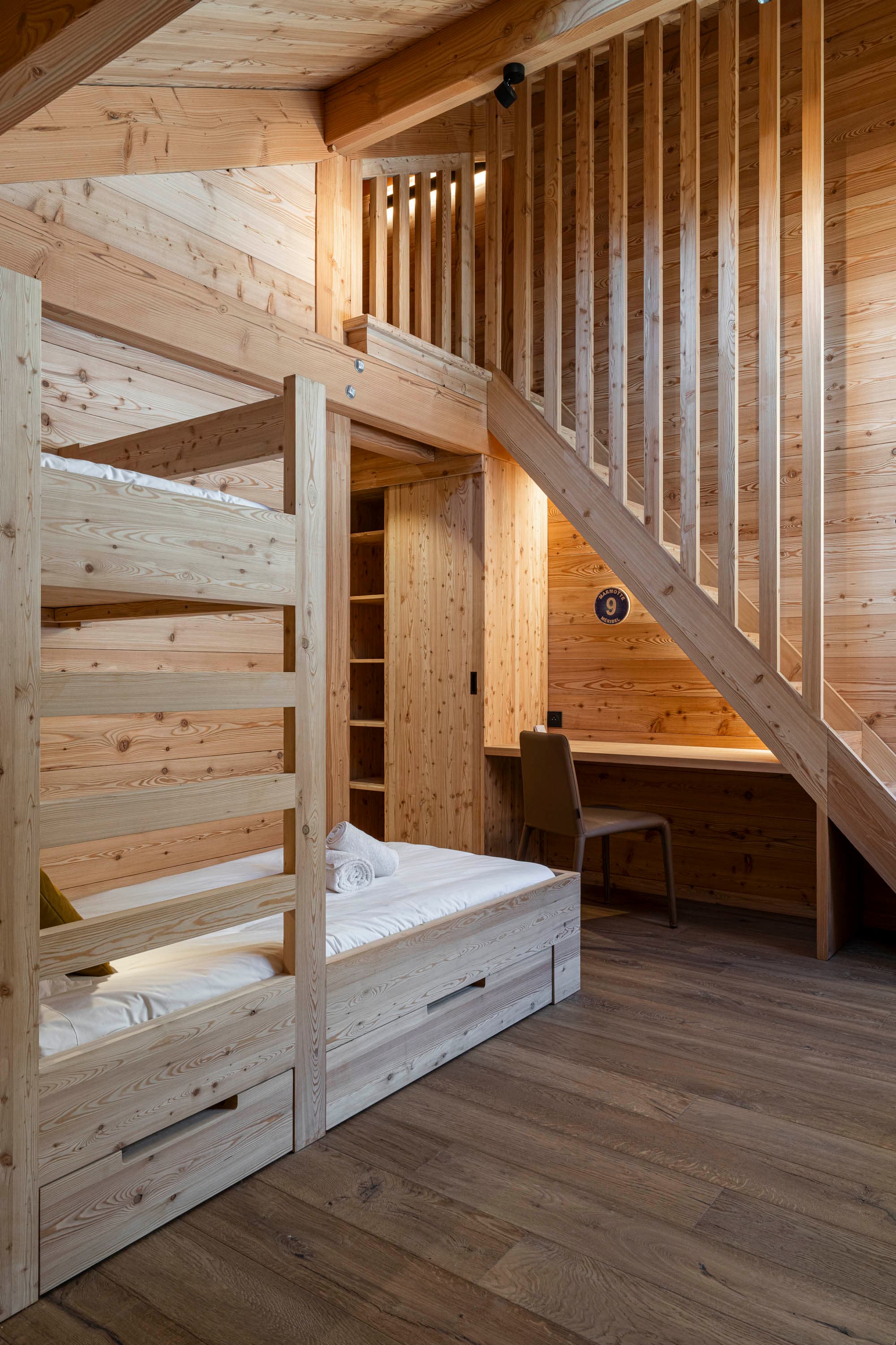 Lit superposé intégré sous l'escalier avec bureau et rangements en bois
